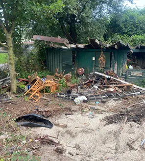 Afvalberg met huishoudelijke spullen bij gemeentelijke schoonmaakactie