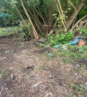 Binnenruimte met dozen en losliggend afval vóór opruimactie