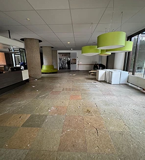 Team ontruiming de zwart aan het werk bij ontruiming maaswonen