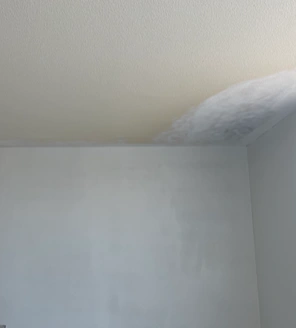 Van-gedateerde-woning-naar-instapklaar-appartement (7) Herstelde plafondhoek met isolatieprimer tegen nicotineaanslag