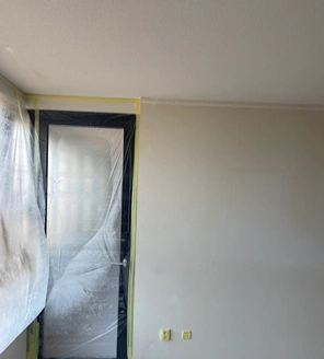 Van-gedateerde-woning-naar-instapklaar-appartement (9) Voorbereide muur met afgedekte kozijnen voor schilderwerkzaamheden