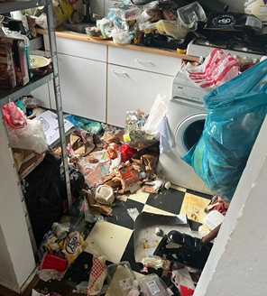 vieze keukenvloer met afval