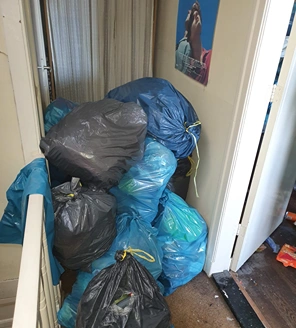 vuilniszakken in de hal