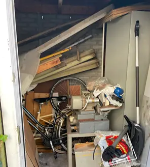 overvolle garagebox met plinten en grofvuil