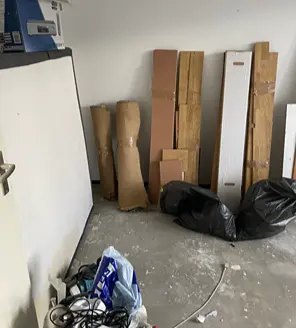 plinten netjes tegen de muur gestapeld