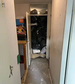 vuilniszakken in een kamer