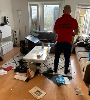 medewerker ontruiming de zwart aan het werk