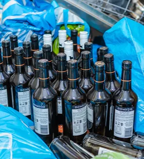 complete-transformatie-van-zwaar-vervuilde-woning-gallerij (1) lege flessen aangetroffen bij woningontruiming zwaar vervuilde woning