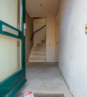 complete-transformatie-van-zwaar-vervuilde-woning-gallerij (10) Schoon en leeg entreehalletje na professionele woningontruiming