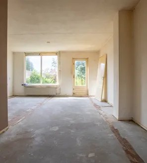 complete-transformatie-van-zwaar-vervuilde-woning-gallerij (13) Woonkamer volledig leeg en schoon na grondige schoonmaakactie