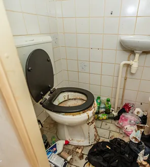 complete-transformatie-van-zwaar-vervuilde-woning-gallerij (14) Zwaar vervuilde toiletruimte met afval en verontreinigingen op de vloer