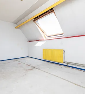 complete-transformatie-van-zwaar-vervuilde-woning-gallerij (15) Woonkamer volledig leeg en schoon na grondige schoonmaakactie