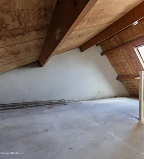 complete-transformatie-van-zwaar-vervuilde-woning-gallerij (16) Lege zolderruimte met houten dakconstructie na complete reiniging