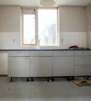 complete-transformatie-van-zwaar-vervuilde-woning-gallerij (17) Keuken leeg en hygiënisch achtergelaten na schoonmaak door professionals