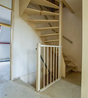 complete-transformatie-van-zwaar-vervuilde-woning-gallerij (19) Trap na ontruiming volledig vrij van rommel en gereed voor oplevering