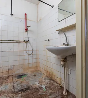 complete-transformatie-van-zwaar-vervuilde-woning-gallerij (2) Sterk vervuilde badkamer vóór de schoonmaak tijdens woningtransformatie