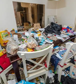 complete-transformatie-van-zwaar-vervuilde-woning-gallerij (21) Eetkamer volledig bedolven onder papier, verpakkingen en huisvuil