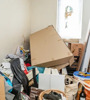 complete-transformatie-van-zwaar-vervuilde-woning-gallerij (3) Kamer vol afval, dozen en rest-inboedel bij start woningontruiming