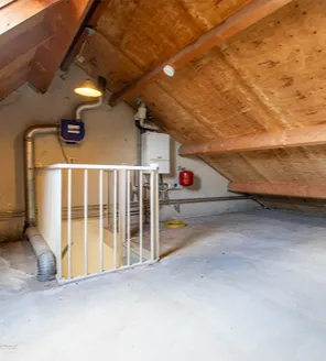 complete-transformatie-van-zwaar-vervuilde-woning-gallerij (4) Zolderruimte na volledige ontruiming en reiniging door Ontruiming de Zwart