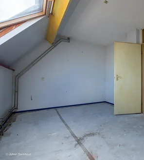 complete-transformatie-van-zwaar-vervuilde-woning-gallerij (7) Kamer op zolderverdieping volledig leeg en klaar voor verkoopfotografie