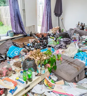 complete-transformatie-van-zwaar-vervuilde-woning-gallerij (8) Zwaar vervuilde woonkamer met afval, flessen en etensresten voor ontruiming