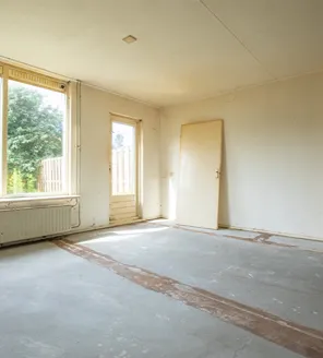 complete-transformatie-van-zwaar-vervuilde-woning-gallerij (9) Opgeruimde en lege woonkamer na afronding van woningtransformatie