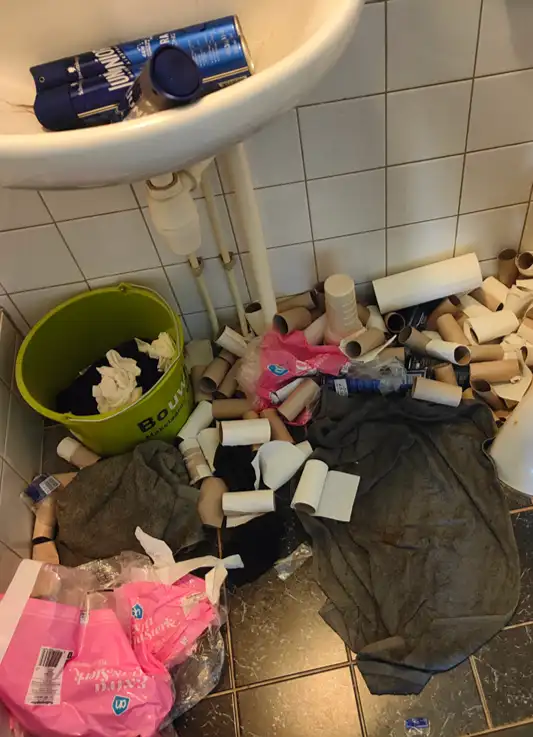 vervuilde badkamer