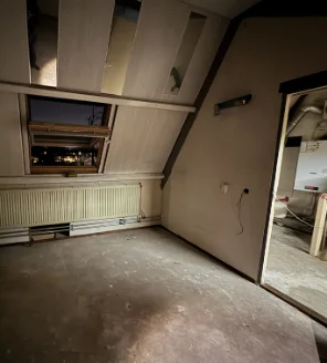huisbezemschoon-opleveren-gallerij (10) Zolderkamer met dakraam bezemschoon opgeleverd