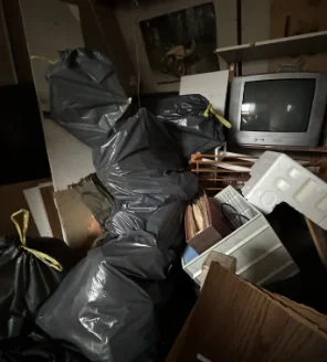huisbezemschoon-opleveren-gallerij (2) Oude televisie en afvalzakken in volle ruimte voor ontruiming