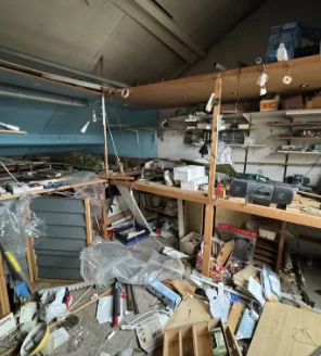 huisbezemschoon-opleveren-gallerij (3) Werkruimte vol troep en apparatuur voor extreme ontruiming