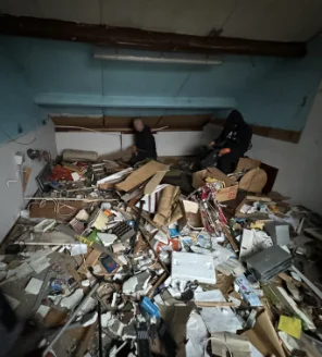 huisbezemschoon-opleveren-gallerij (5) Twee specialisten bezig met extreme woningontruiming