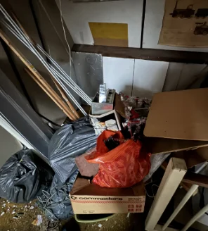 huisbezemschoon-opleveren-gallerij (6) Verzameling vuilniszakken en oud afval in een rommelige ruimte