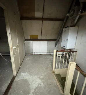 huisbezemschoon-opleveren-gallerij (8) Kale ruimte bij cv-ketel na het bezemschoon opleveren van woning