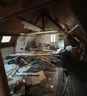 pand-ontruimen-rommelige-werkplaats Een vol en rommelig pand ontruimen: onze specialisten ruimen ook deze chaotische werkplaats of zolder volledig op.