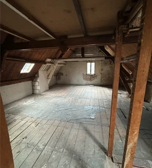 pand-ontruimen-lege-zolder-casco Het resultaat van een professioneel pand ontruimen: een lege zolder met zichtbare dakconstructie, volledig schoon opgeleverd