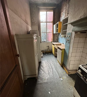 pand-ontruimen-verwijderen-inboedel Oude keuken en inboedel die verwijderd worden tijdens het professioneel ontruimen van een pand in Zuid-Holland.