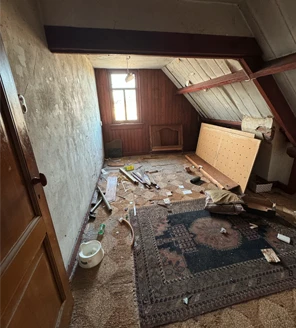 pand-ontruimen-rommelige-zolder Een rommelige zolder vol oude spullen en afval, een situatie die wij vakkundig aanpakken bij het ontruimen van een pand.