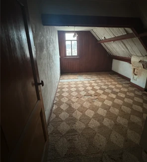 pand-ontruimen-opgeleverde-zolder Het resultaat van een professioneel pand ontruimen: een volledig lege en bezemschone zolder, klaar voor renovatie.