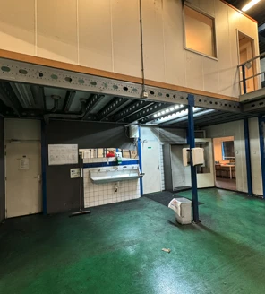 schoonmaak-pantry-en-kantoor-in-bedrijfshal Industriele schoonmaak van een pantry en kantoorruimte onder een entresolvloer in een bedrijfspand in regio Zuid-Holland.