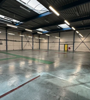 specialistische-reiniging-bedrijfsvloer Zijaanzicht van een brandschone bedrijfsvloer, een voorbeeld van specialistische industriële schoonmaak.