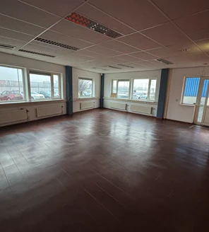 professionele-schoonmaak-kantoorruimte-rijswijk Lege kantoorruimte met een schone, glanzende vloer na een grondige schoonmaak door een industriele schoonmaker