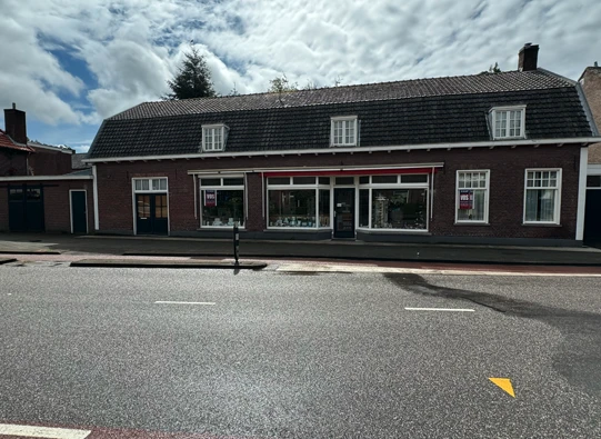 Vooraanzicht van een winkelpand in Zuid-Holland, klaar voor een complete winkel opruiming en ontruiming.