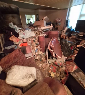 Ernstig vervuilde kamer met bakken, papier, zakken en huishoudelijke spullen