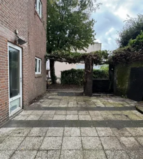Schone tegels en gevel na professionele tuinreiniging in Rijswijk