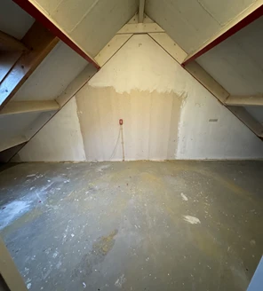 Volledig lege zolderruimte na woningontruiming en reiniging