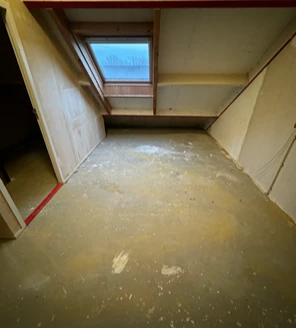 Zolderkamer met dakraam, netjes opgeruimd en klaar voor gebruik