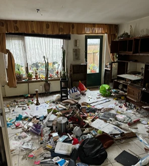 Zolderkamer vol vuilniszakken en losse inboedel voor ontruiming