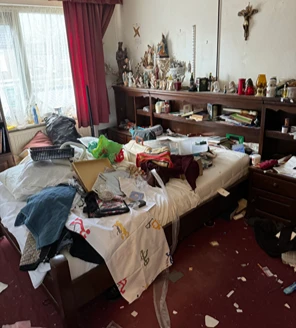 Vervuilde houten trap met vuil en afval voor schoonmaak