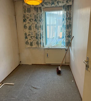 Slaapkamer met rommelige bedopstelling en religieuze voorwerpen