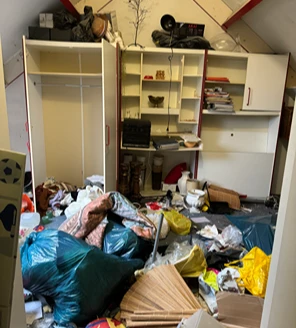 Overzicht vervuilde slaapkamer met bed vol kleding en losse spullen